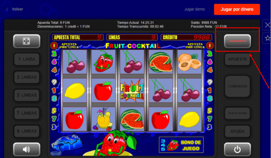 Juego de máquina tragaperras de cóctel de frutas en progreso con fresas, cerezas y limones.